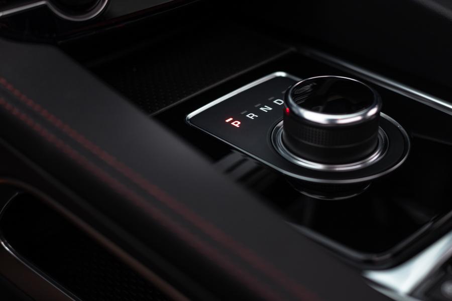 Детали интерьера Jaguar F-Pace 25d AWD Chequered Flag 2020 года  (ZA) (фото 23 из 37)